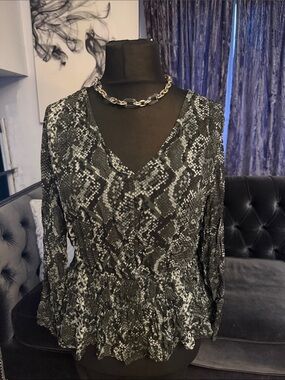 H&M Black and White Printed V-Neck Peplum Top